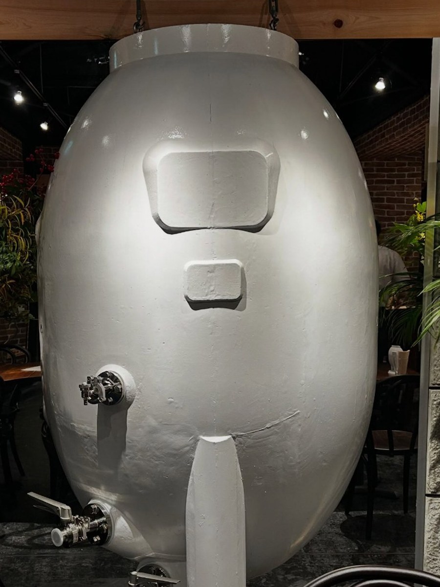 店内に置いたまゆ型のコンクリートタンク